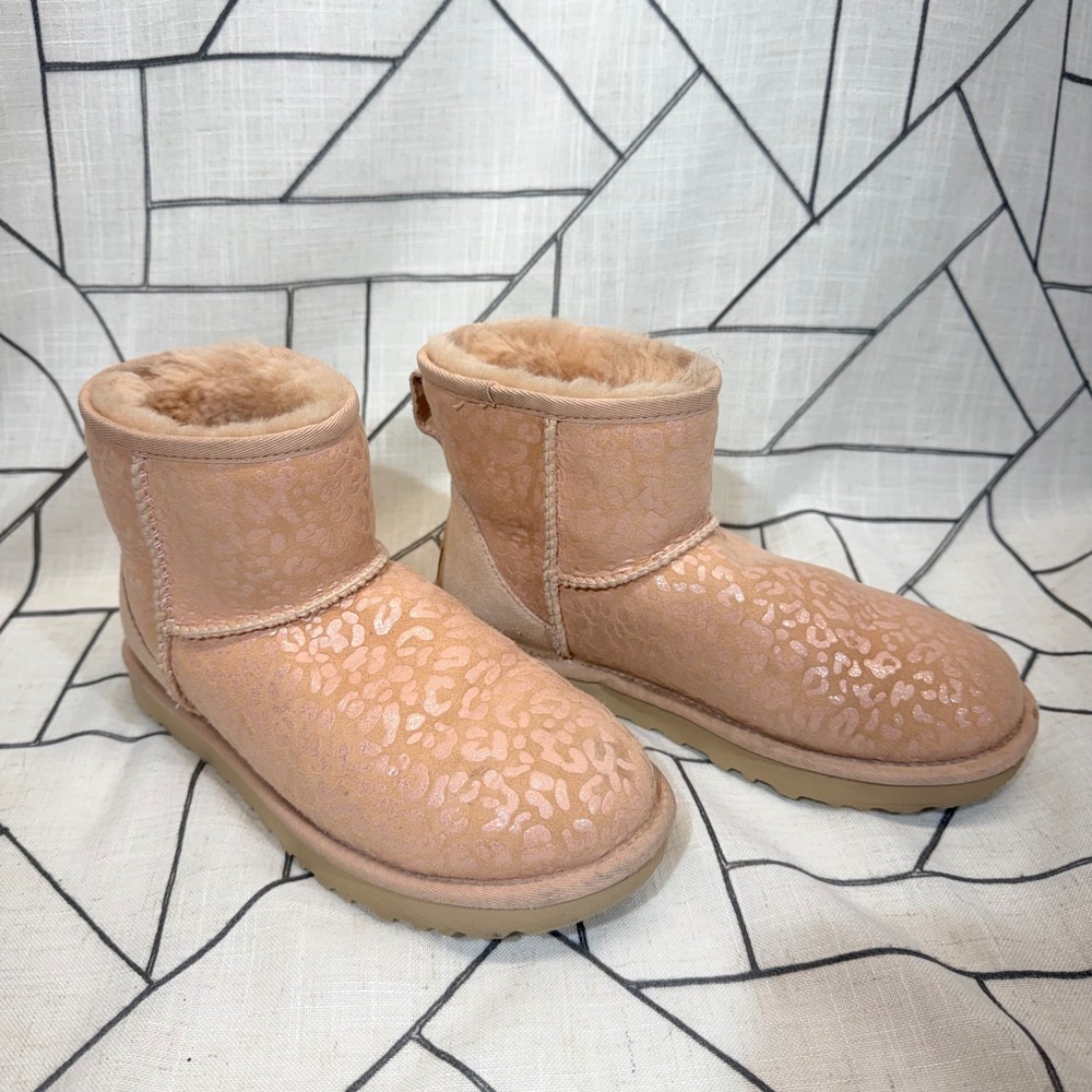 UGG Classic Mini Boots Sz 7 Pink Leopard Print Metallic Suede Sheepskin 1113494